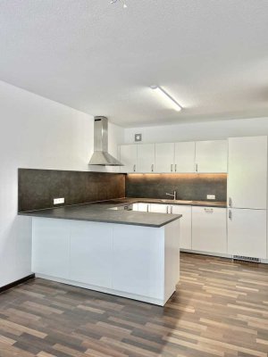 ***Schöne 2-Zi.-Whg. mit großer Dachterrasse und neuer Küche***