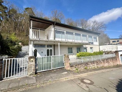 KL-Nord: Freistehendes Einfamilienhaus mit großer Garage und schöner Süd-Terrasse