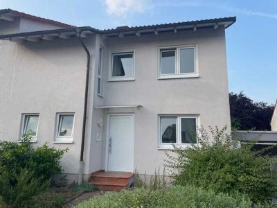 Von Privat: Doppelhaushälfte mit Garage