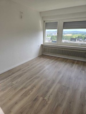 Wunderschöne Geräumige 3-Zimmer-Wohnung (98 m²) in Top-Lage - Neu renoviert mit Balkon