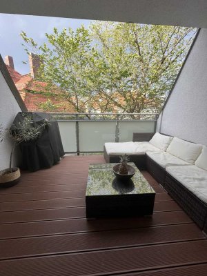 Sonnige renovierte 3-Zimmer-Altbauwohnung mit Logia und Einbauküche an der Münchner Freiheit