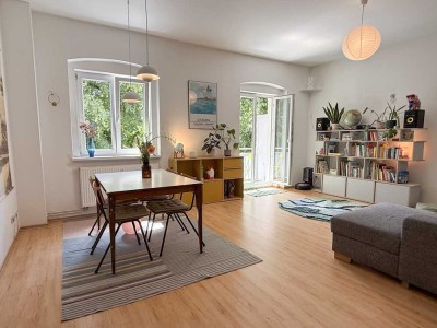 Charmante 3-Zimmer-Altbauwohnung mit zwei Balkonen und großem Gemeinschaftsgarten in Prenzlauer Berg