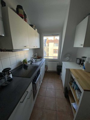 Renovierte 1,5-Raum-DG-Wohnung mit Einbauküche in Frankfurt am Main