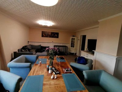 Geräumiges Zweifamilienhaus mit großzügigem Grundstück und zwei Garagen in Schmelz.