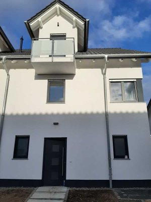 Modernes, geräumiges Haus mit vier Zimmern in Oppenheim (Kreis Mainz-Bingen)