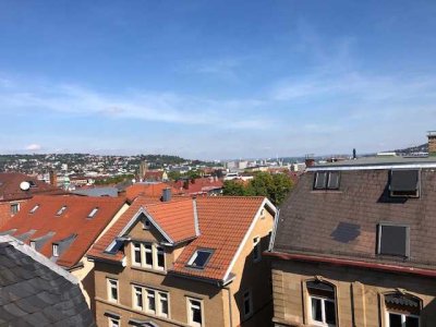 Mit Aufzug und Garagenstellplatz: Modernisierte Dachgeschoss-Maisonette