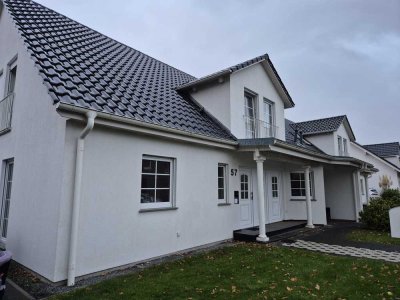 Exklusive 2-Zimmer Erdgeschosswohnung mit Garten, Kamin,  großer Garage, neuwertige Einbauküche