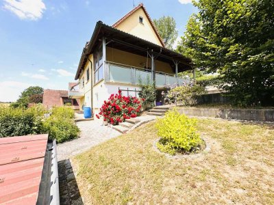 Wohnen mit Weitblick: Gepflegtes Einfamilienhaus mit PV-Anlage und großem Grundstück