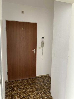 Exklusive, gepflegte 3-Zimmer-Hochparterre-Wohnung mit Balkon und EBK in Peiting