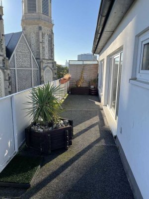 Stadtleben trifft Wohnqualität – 4 Zimmer, Kamin und drei Balkone