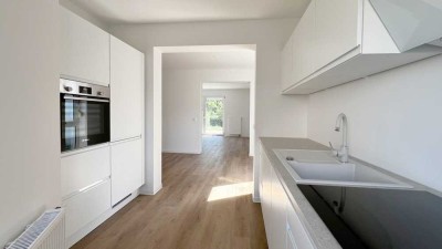 Familientraum! Sanierte Doppelhaushälfte
mit Einbauküche, eigenem Garten und
Garage in Traumlage.