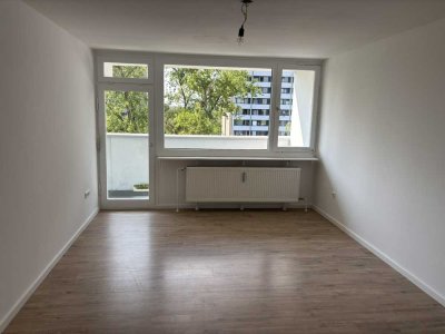 Modernisierte, helle 2,5 Zimmer-Wohnung mit Balkon