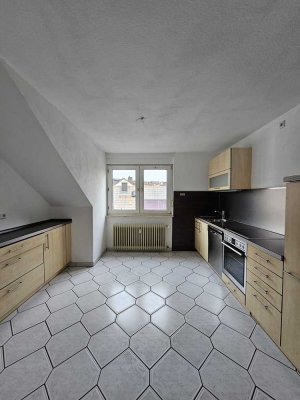 Freundliche und gepflegte 4-Zimmer-Dachgeschosswohnung mit Balkon und EBK in Bad Nauheim