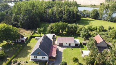 Haus, Wiese, Wald auf großem Grundstück am See