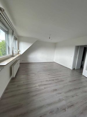 Helle Dachgeschosswohnung in Oberhausen-Buschhausen mit offener Küche und modernem Bad
