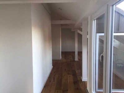 Neuwertige 3-Zimmer-DG-Wohnung mit Loggia und KFZ-Stellplatz | Nbg-Schweinau
