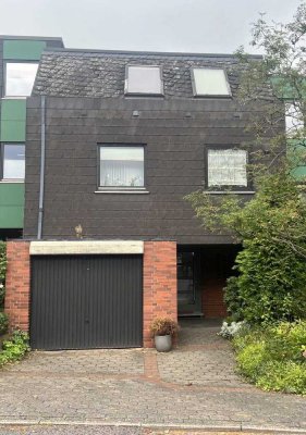 Wohnen in Detmolds Top-Lage: Großzügiges Reihenmittelhaus mit Garage, Garten & Balkon