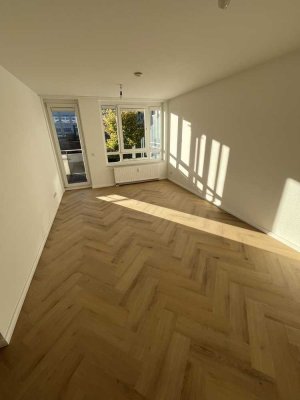 Erstbezug nach Sanierung mit neuer Einbauküche und Balkon: 2-Zimmer-Wohnung im Zentrum von Lehrte
