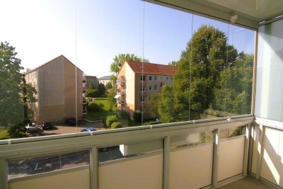 Sonnige 2-Raumwohnung mit verglastem Balkon und Einbauküche.