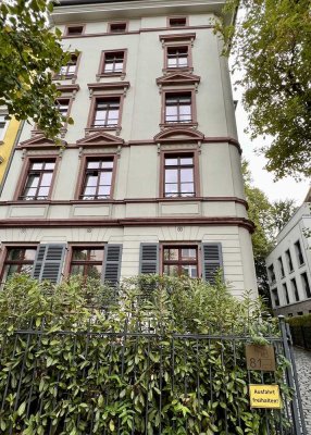 EXKLUSIVES WOHNEN IM STILALTBAU: LUXURIÖSE MAISONETTE-WOHNUNG MIT ZWEI BALKONEN IN BESTLAGE