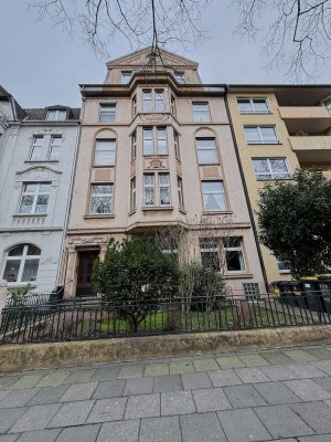 Duisburg - Duissern , Tolle Altbauwohnung mit 6 Zimmern und 2 Balkonen
