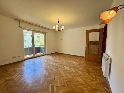 Hell, geräumig, zentral: 4 Zi.-Whg. mit Garten, Balkon, Keller, Garage & Stellplatz