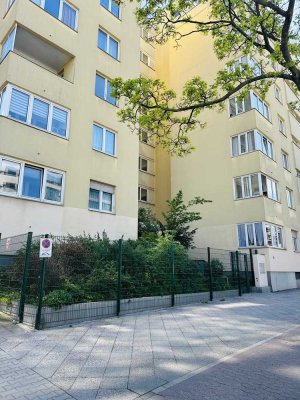 Bezugsfreie und ruhige 2-Zimmer Wohnung mit Balkon.