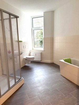 Großzügiges Familiendomizil mit zwei Bädern, großer Küche und Abstellraum