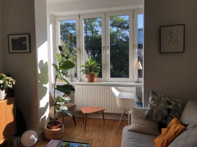 Teilmöblierte 2-Zimmer.Wohnung mit Balkon und Blick ins Grüne für 6-8 Monate mitten in Winterhude