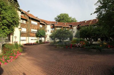 Zentral wohnen am Park -  2-Zi.-Dachgeschosswohnung mit Sonnenbalkon und TG-Stellplatz im Herzen von