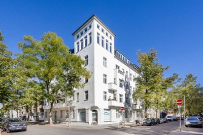 Altbauklassiker frisch renoviert: großzügige, bezugsfreie 2-Zimmer-Wohnung! Aufzug & Provisionsfrei