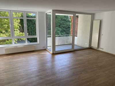Neuwertige helle Wohnung mit drei Zimmern Balkon und Stellplatz