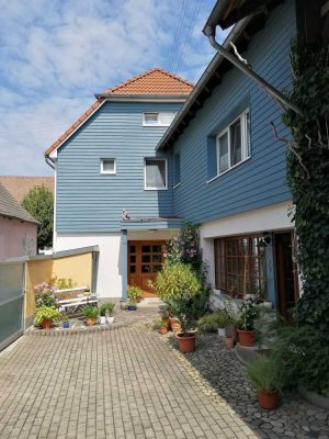 Wohnen mit Charakter: Gemütliche & individuelle 2 Raum EG Wohnung mit maßgefertigten Einbaumöbeln