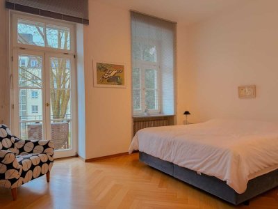 Ein Katzensprung zur Maximilianstraße, bezugsfreie 3-Zimmer-Altbauwohnung inkl. sep. Büro und TG