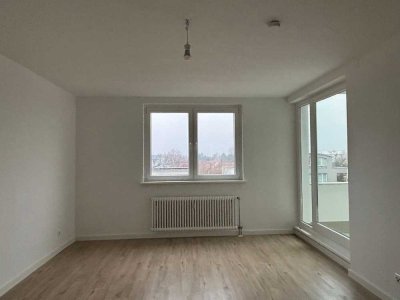 Frisch saniert mit Badewanne und großem Balkon!