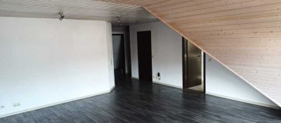 Gemütliche 2,5-Zimmer-DG- Wohnung mit 2 Balkone und EBK mit top Aussicht in Flein