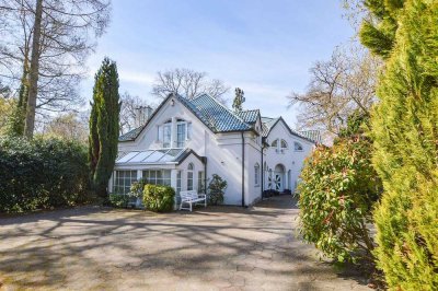 Rissen am Klövensteen: Repräsentative Twin-Villa mit Kamin, Innenpool, Sonnenterrassen u. Garage..!