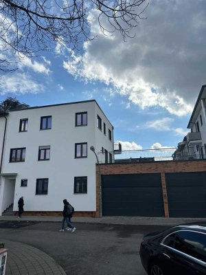Exklusive, geräumige 2-Zimmer-Maisonette-Wohnung mit Balkon und EBK in Frankfurt am Main