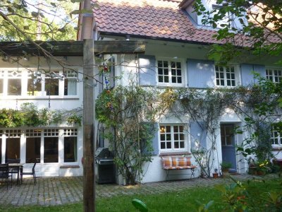 Rosengarten-Ehestorf: Sehr besonderes Einfamilienhaus (Effiziensklasse B) in erstklassiger Lage