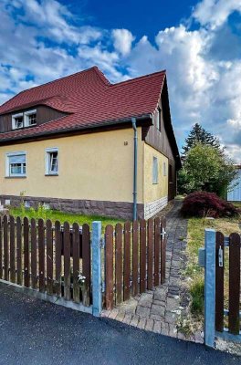 In ruhigster Lage von Freital-Weißig. Doppelhaushälfte mit Obstgarten, Kaminofen und 2 Garagen