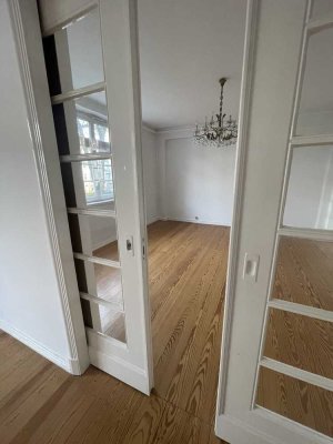 Helle, großzügig geschnittene 4-Zimmer Altbau ETW mit Balkon, Gartennutzung, Nähe Drägerwerk