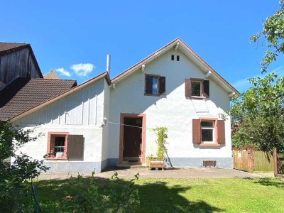 Kleines Haus mit Traumgarten  
- mitten in Altweil !