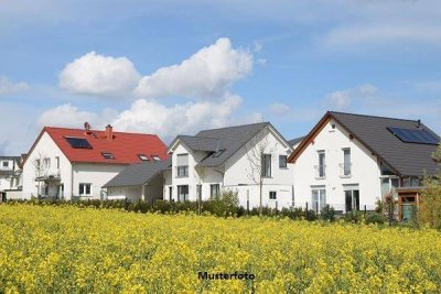 Gepflegtes Zweifamilienhaus mit Schwimmteich und exklusivem Wellnessbereich