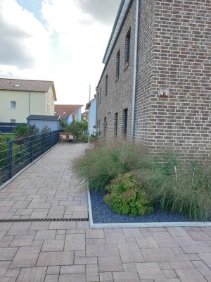 moderne 3-Zimmer-EG-Wohnung mit hochwertiger Ausstattung, EBK mit Terrasse und Garten