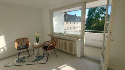 Helle 2-Zimmer-Wohnung mit saniertem Balkon, saniertem Bad und Einbauküche nahe Uni