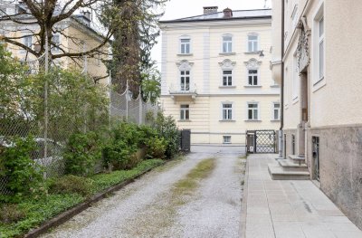 RIEDENBURG | Generalsanierte 3-Zimmer-Wohnung mit Balkon und Garage in wunderschönem Altbau
