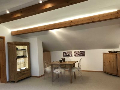 Im Landhausstil möblierte Dachgeschosswohnung mit Balkon