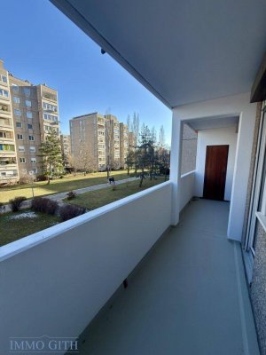 SEHR GEPFLEGTE UND HELLE CA. 72m² GROSSE (inkl. der Loggia) 2-ZIMMER-WOHNUNG MIT LOGGIA &amp; LIFT IN WIENER NEUDORF ZU MIETEN!