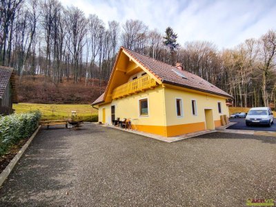 Landhaus mit über 3,8 ha Grund in Naturlage. - Wohnkomfort &amp; Landwirtschaft vereint.