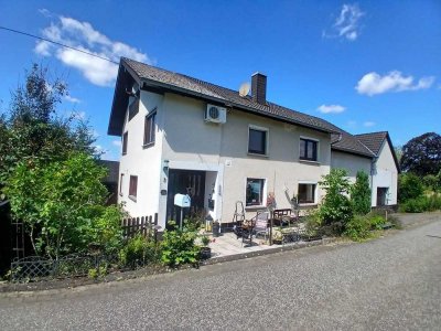 Idyllisch gelegenes Landhaus (ehemaliges Bauernhaus) mit toller Aussicht und großem Grundstück